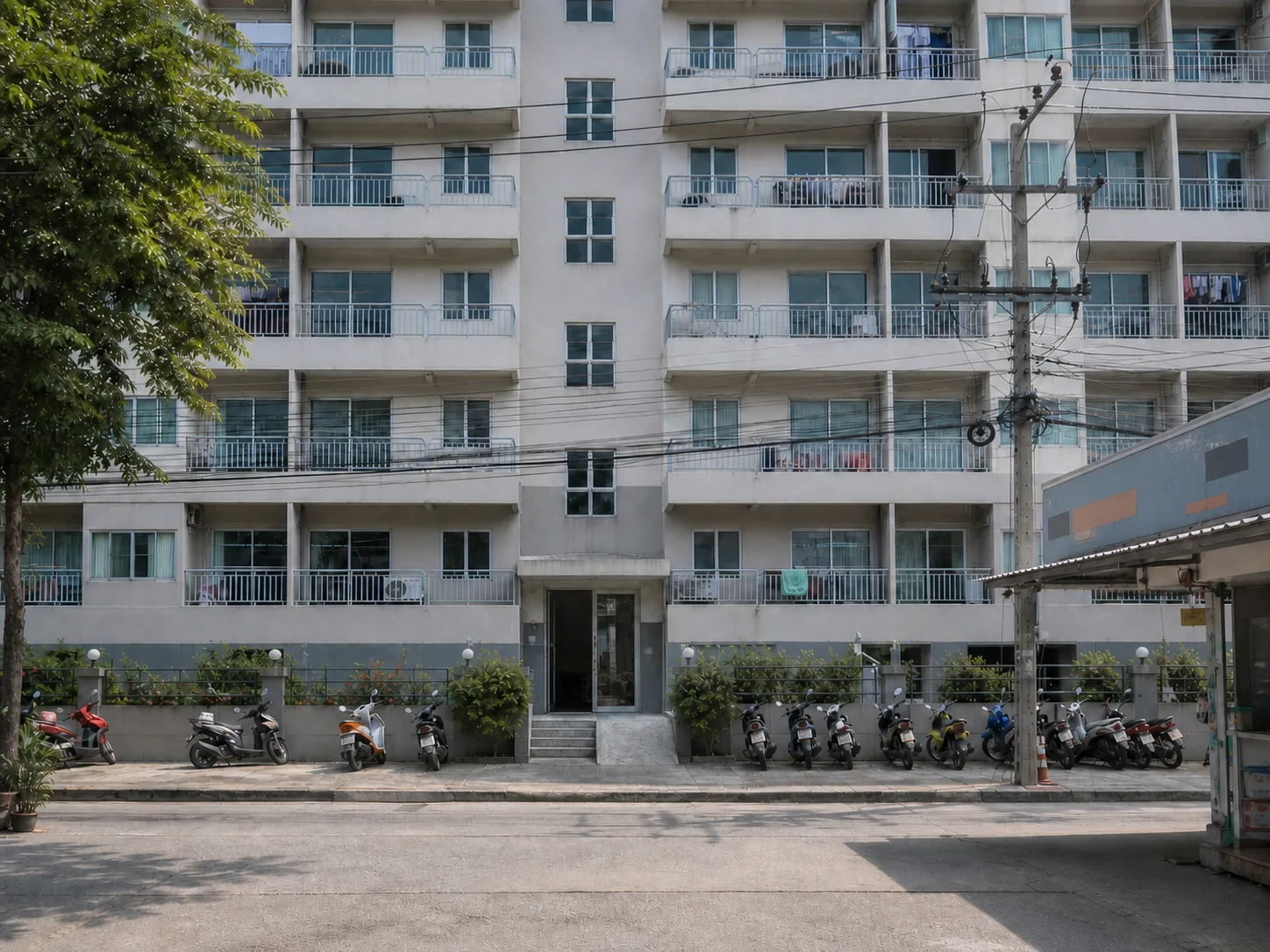 The entrance of Ken's Place seen from Soi Ratchada 17, with the 7-Eleven at ground level